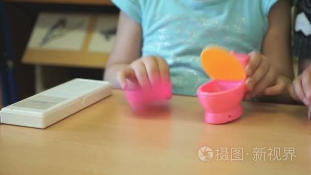 孩子们玩儿童家具餐桌视频