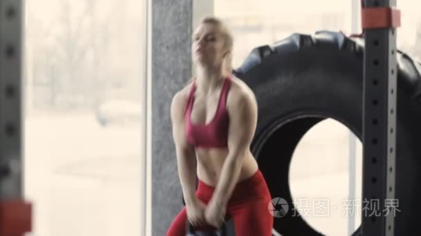 这位女士让体重在健身房锻炼视频