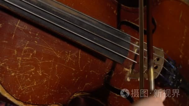 孩子玩的老破旧大提琴视频