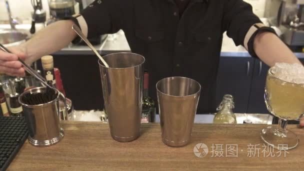 酒保制作鸡尾酒在酒吧柜台视频