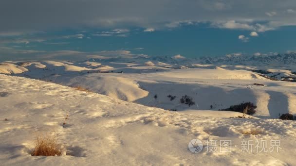 云层之上布鲁斯在冬季高加索山脉火山运动与形成视频