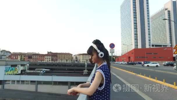 女人带着耳机听音乐