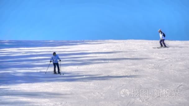 高山滑雪度假村休息的游客视频