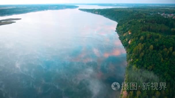 在清晨有雾湖之上飞行视频