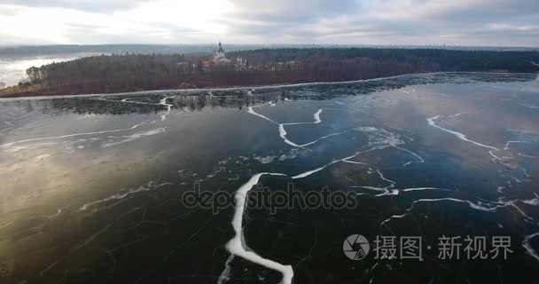 结冰的湖岸上的老教堂视频