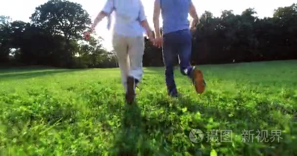 幸福的情侣在公园一起跑步视频