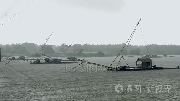 船屋湖与中国渔网在大雨日视频