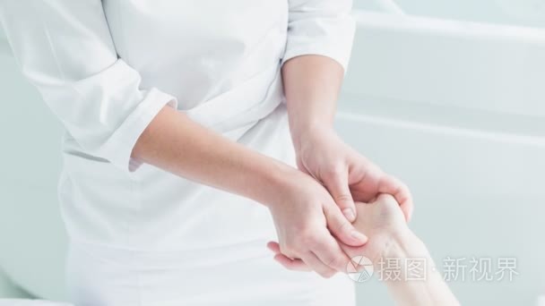 专业的美容师呵护人类手视频