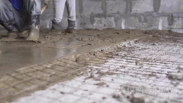 工人制作水泥找平层上楼查看视频