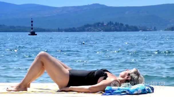 躺在海边码头上的女人视频