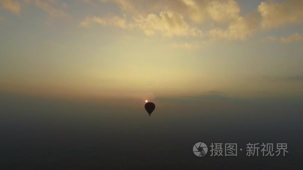 日出时的热气球飞行视频