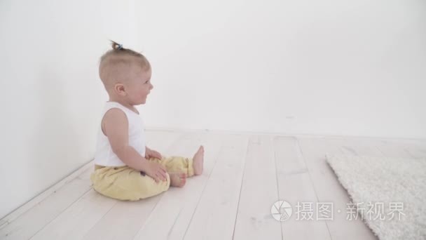 小男婴爬行和探索房间视频