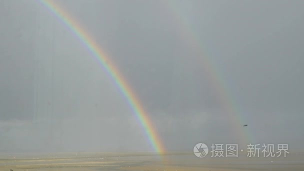 上升在天空中的彩虹