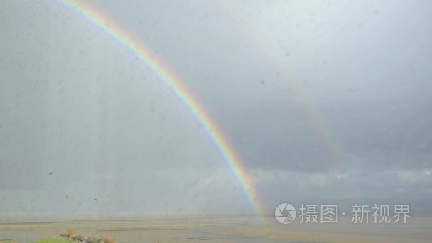 上升在天空中的彩虹视频