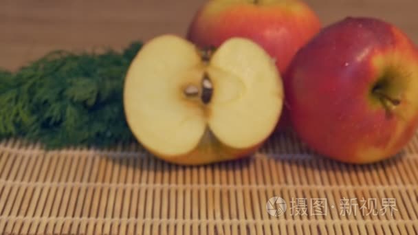 新鲜的苹果在桌子上视频