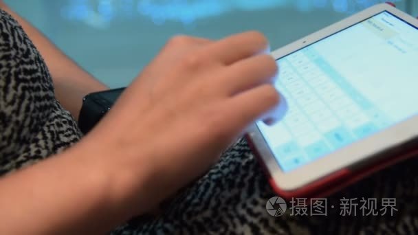 女人使用平板电脑和智能手表视频