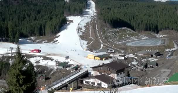 解除对雪景观背景的冬季运动娱乐滑雪滑雪度假村野生山生活方式的升降椅意见