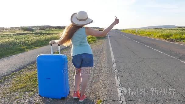 女人在路边搭车