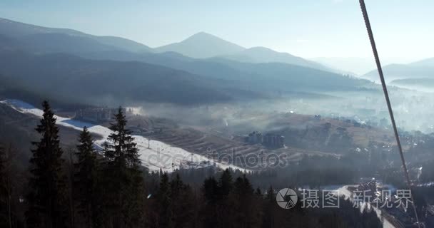 解除对雪景观背景的冬季运动娱乐滑雪滑雪度假村野生山生活方式的升降椅意见