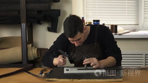 工匠用一块皮革工作视频