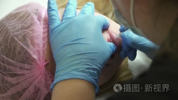 使永久化妆的美容师视频