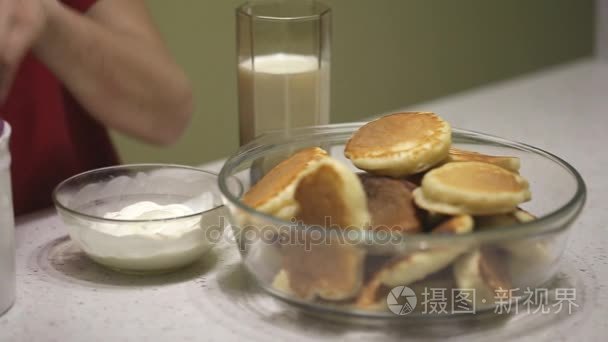 一名少年吃酸奶油煎饼视频