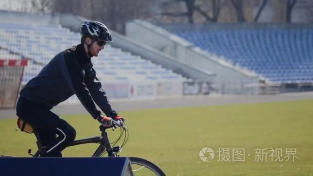 在体育场上市民骑着自行车视频