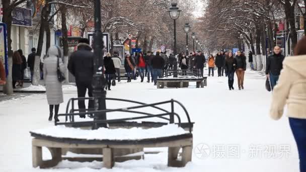在城市的街道在冬季上行走的人视频