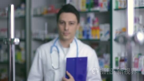微笑男药师在药店的白色外套视频