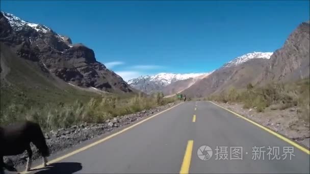 在智利山区徒步旅行视频
