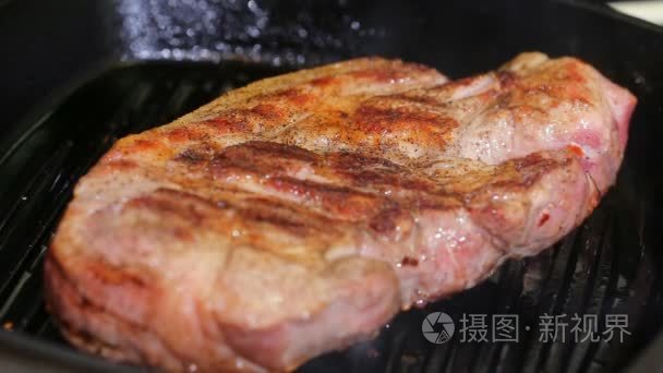 大块新鲜的牛肉肉准备在烤盘上视频
