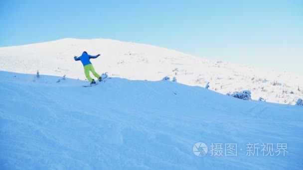 幸福的关系，英俊的情侣在天空的背景下在乡间慢动作跳舞视频