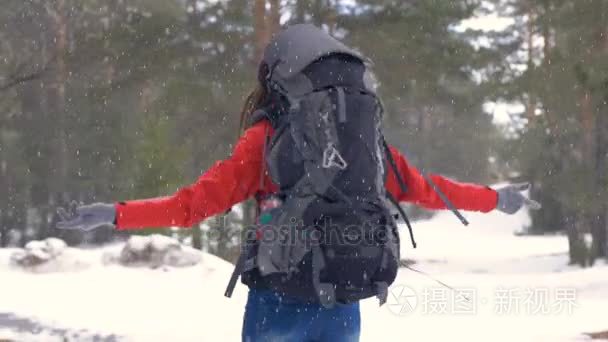 女孩转过身下大雪。旅行者，在冬季森林徒步旅行者正面肖像。徒步旅行，爱，纯度，自由概念