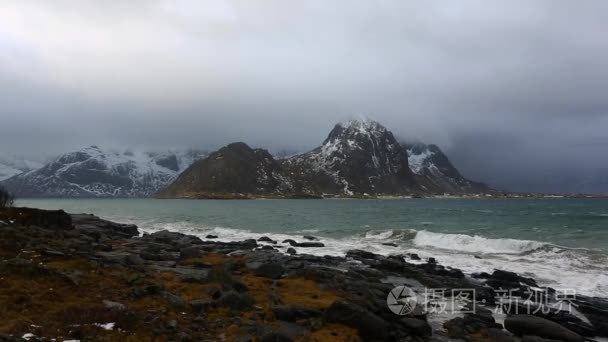 岩石海岸上潮视频