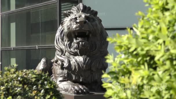 石头雕塑的吼叫的狮子