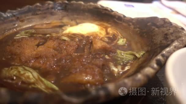 日本的味噌汤火锅猪排视频