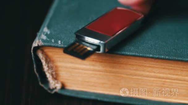 Usb 棒和旧古董书页宏