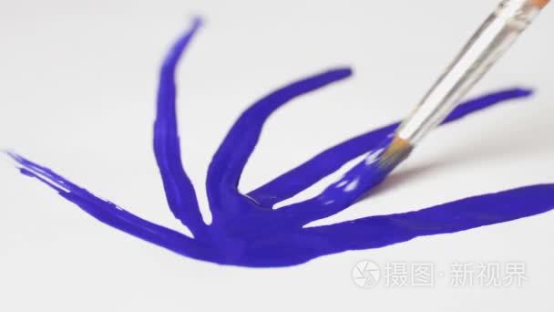 艺术家用画笔和蓝色颜料画画视频