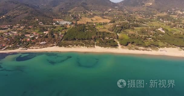 空中的托斯卡纳，意大利，4 k 的华丽坐落海景的厄尔巴岛上美丽的海滩