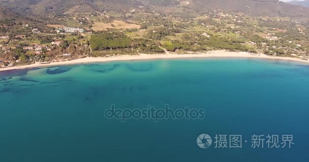 空中射击的托斯卡纳，意大利，4 k 的华丽坐落海景的厄尔巴岛上美丽的海滩