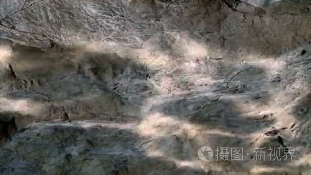 水波纹碱光反射在石墙上视频