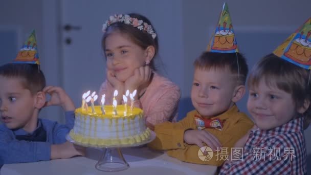 快乐儿童群体的生日聚会视频