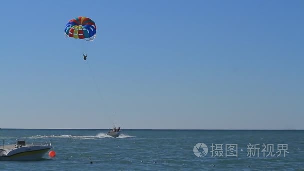 降落伞在索契海滩的人视频