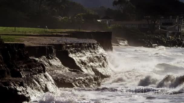 海浪撞到海滩和岩石的悬崖视频