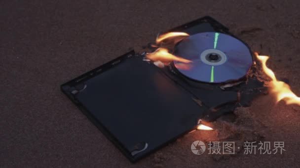 火在海岸沙滩上数据 cd 光盘