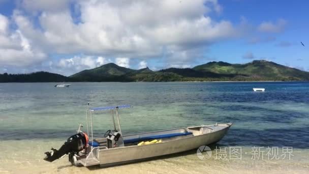 夫妇在站起来桨板冲浪在斐济