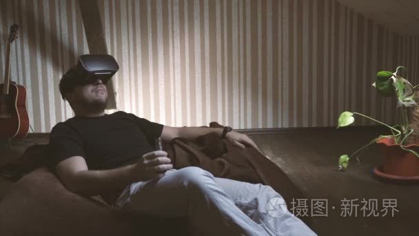 年轻人第一次体验虚拟现实眼镜视频