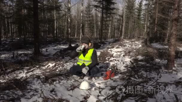 伐木工人完成喝咖啡和拿电锯视频