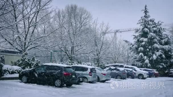 汽车停在大雪