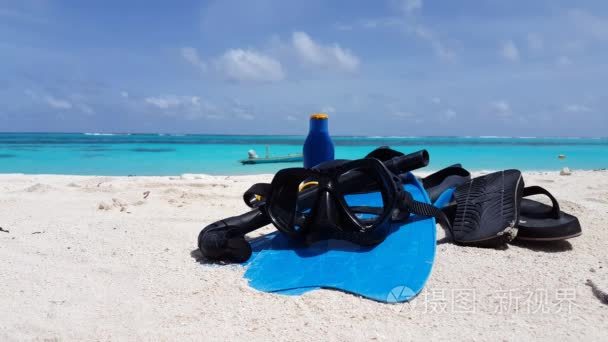 马尔代夫美丽的海滩背景白色沙热带天堂岛与蓝天大海水海洋 4 k 潜水浮潜面具鳍鳍状肢